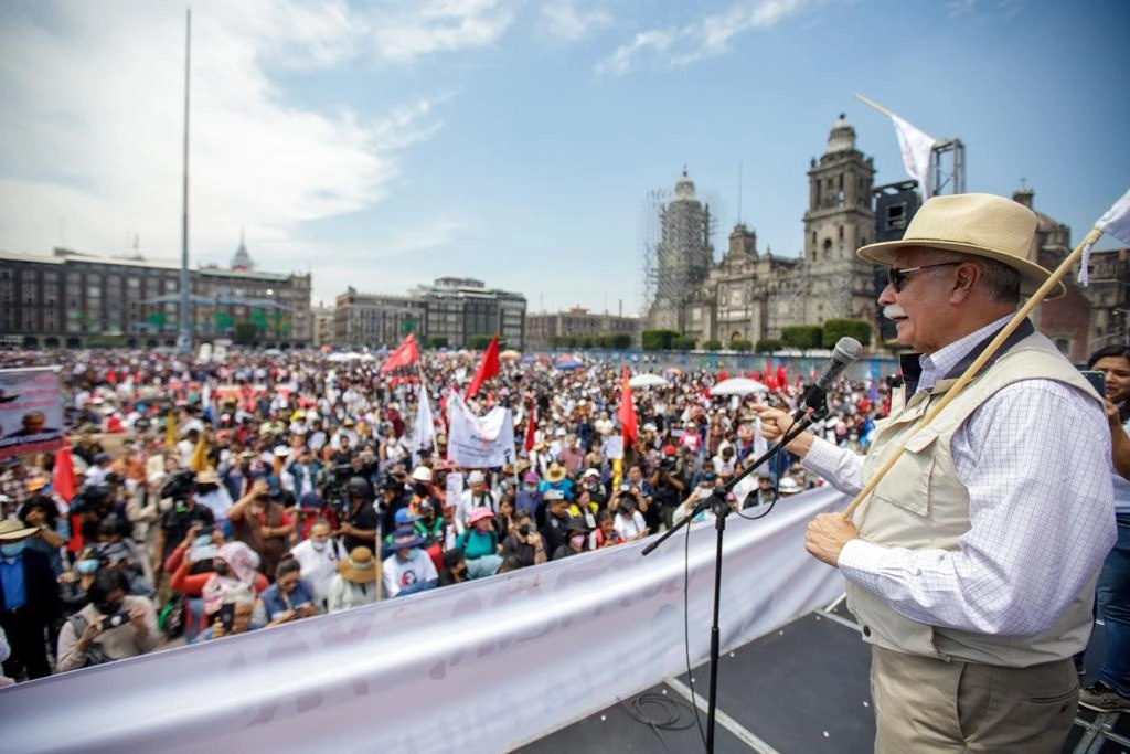 Los integrantes del Comité del 68 en el Zócalo de la Ciudad de México, tras la marcha para conmemorar el 2 de octubre de 1968. Foto Pablo Ramos