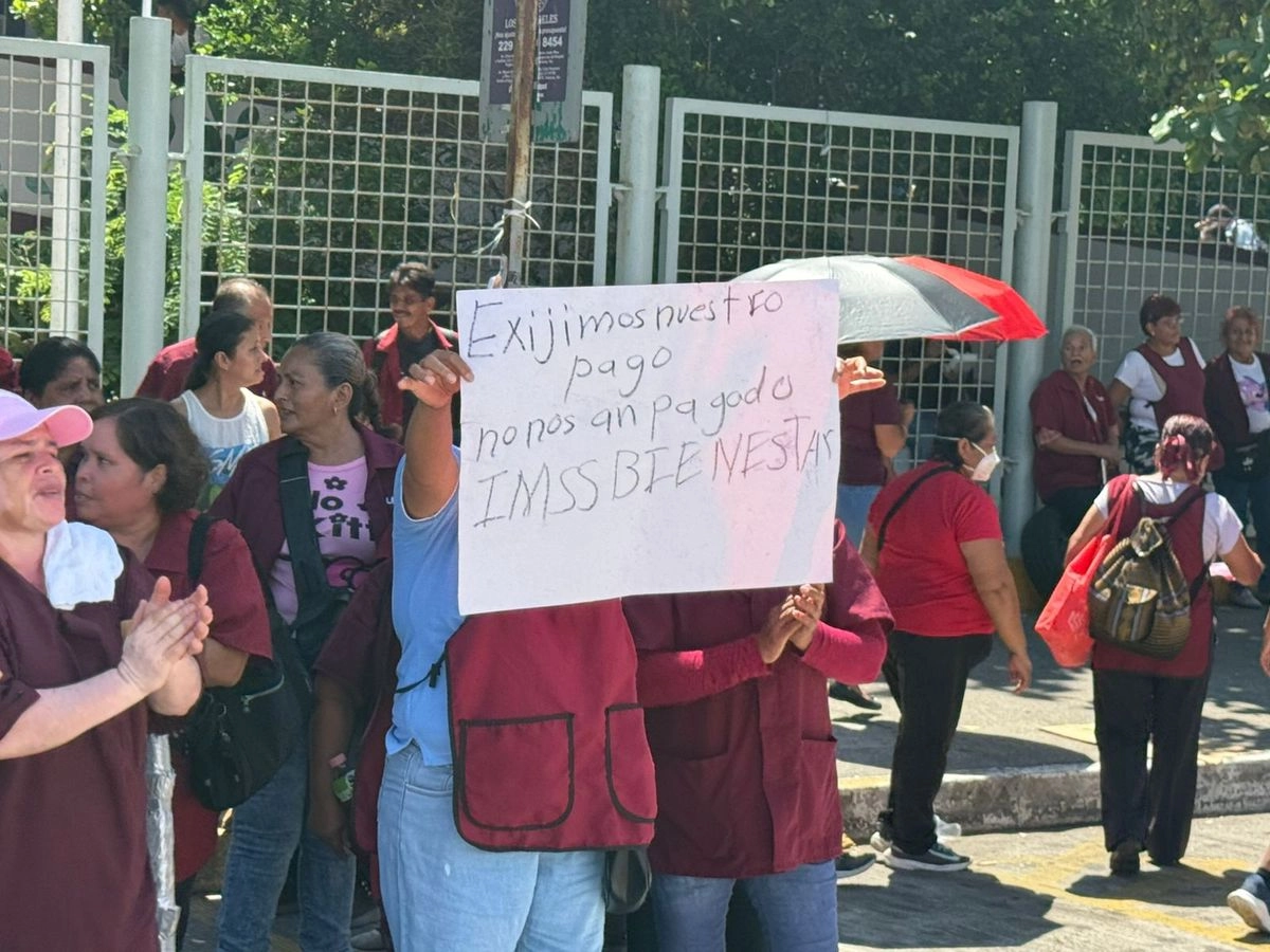 Trabajadores y trabajadoras del área de limpieza del sector salud del estado de Veracruz levantaron el paro de labores que mantenían desde hace 48 horas por falta de pagos. Foto 