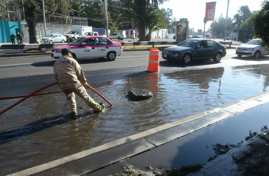 Trabajos de desazolve en la avenida Añil y Canal de Churubusco, en perímetro de la alcaldía Iztacalco. Foto Cuartoscuro / Archivo