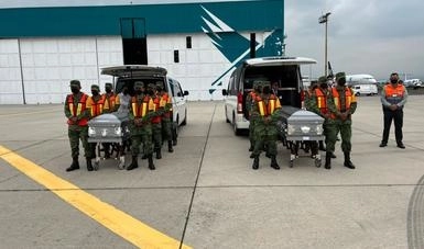 Esta tarde arribaron al Aeropuerto Internacional de Toluca los últimos dos cuerpos de connacionales. Foto SRE
