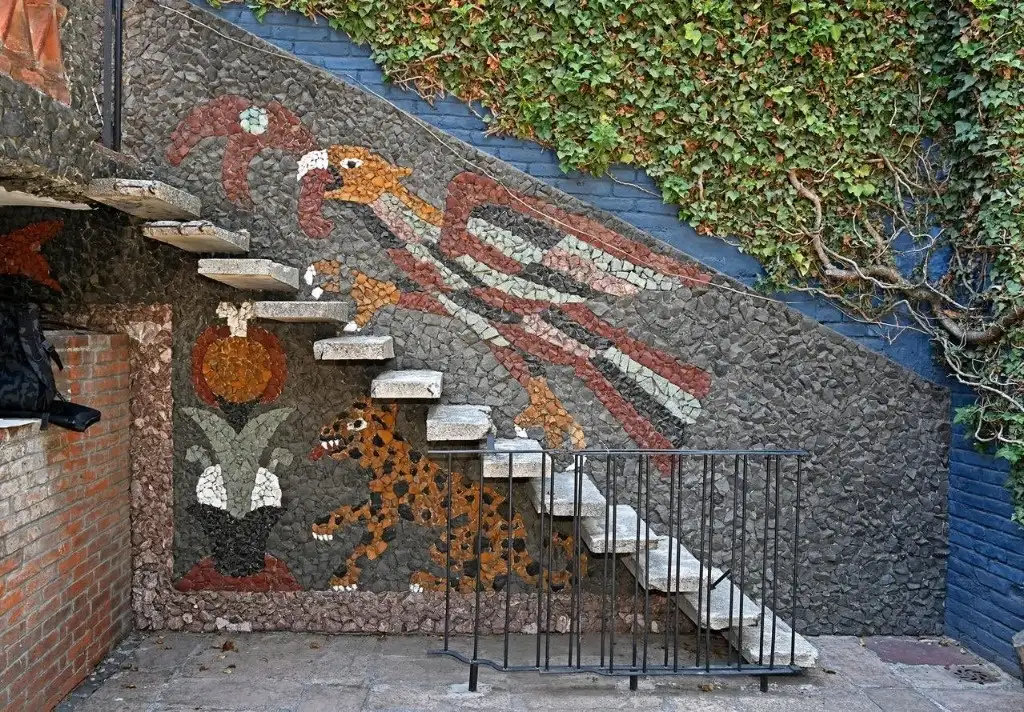 Los murales ubicados al interior del Estudio Nancarrow, autoría de Jua O' Gorman, tiene una técnica de mosaico y fueron restaurados el año pasado. Foto @bellasartesinba 