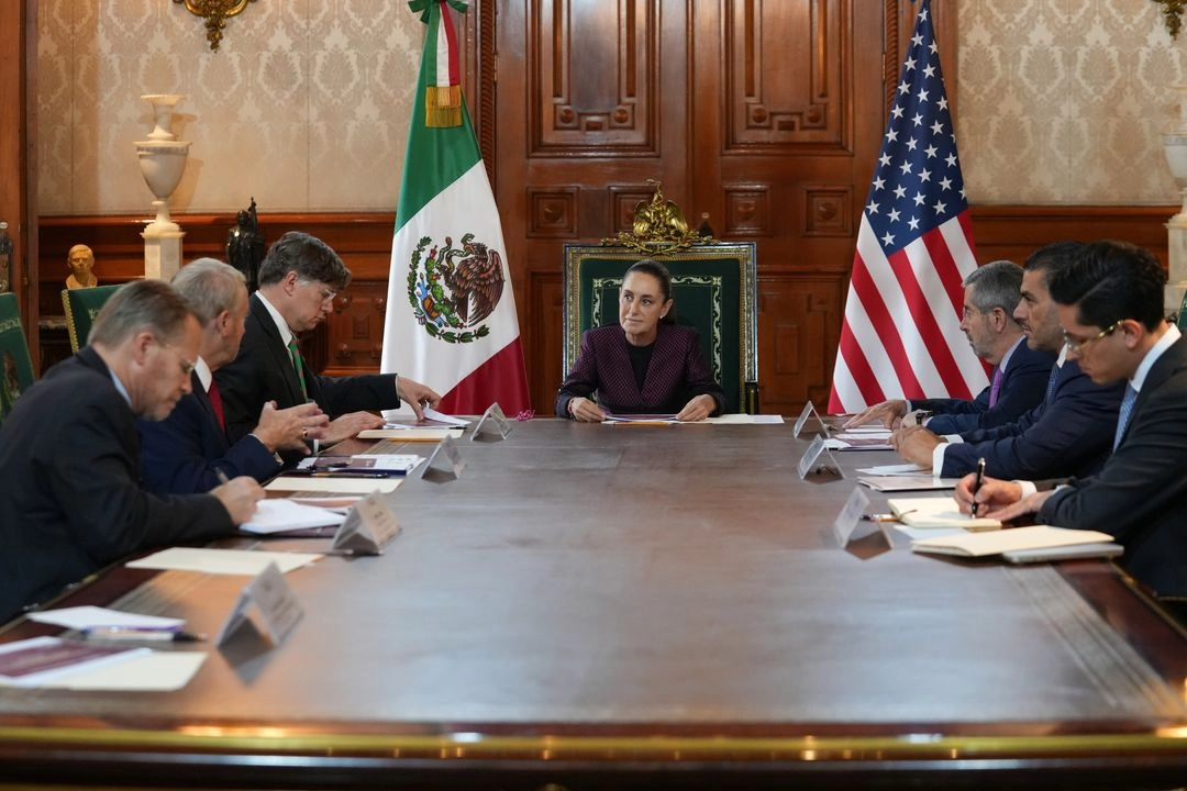 A la izquierda, la comitiva de Estados Unidos, encabezada por el subsecretario de Estado, Christopher Landau; al centro la presidenta Sheinbaum, y a la derecha el canciller Juan Ramón de la Fuente y el secretario de Seguridad Omar García Harfuch 