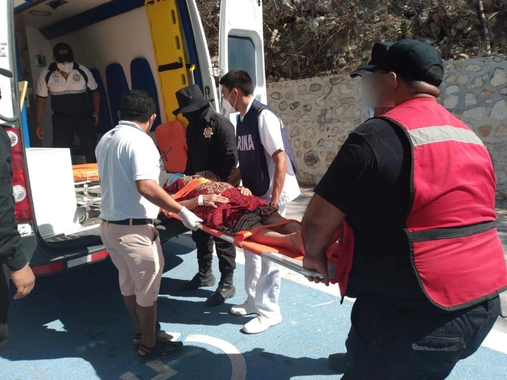 Elementos de la Marina auxilian a un turista. Foto Semar