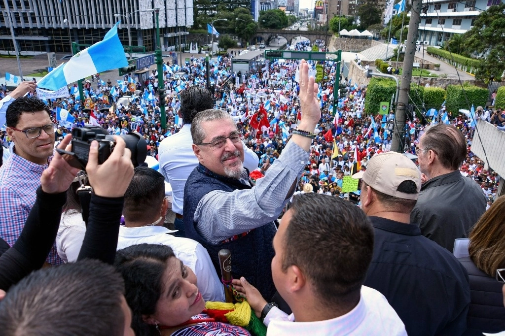 El presidente electo de Guatemala, Bernardo Arévalo, saluda a sus partidarios durante la conmemoración del 79.º aniversario de la Revolución que derrocó al dictador Jorge Ubico en 1944, en la Ciudad de Guatemala, el 20 de octubre de 2023. Foto Afp