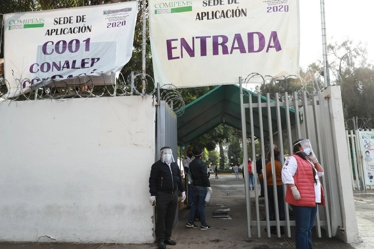 El fin de semana pasado en diferentes sedes se aplicó el examen para bachillerato, y las autoridades aplicaron medidas sanitarias para el ingreso de los aspirantes. Foto María Luisa Severiano