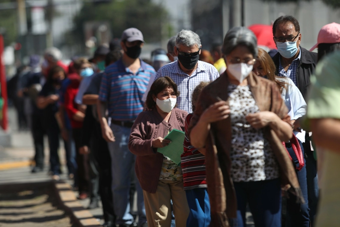 Fila de adultos mayores esperando ser vacunados en la CDMX. Foto Yazmín Ortega Cortés
