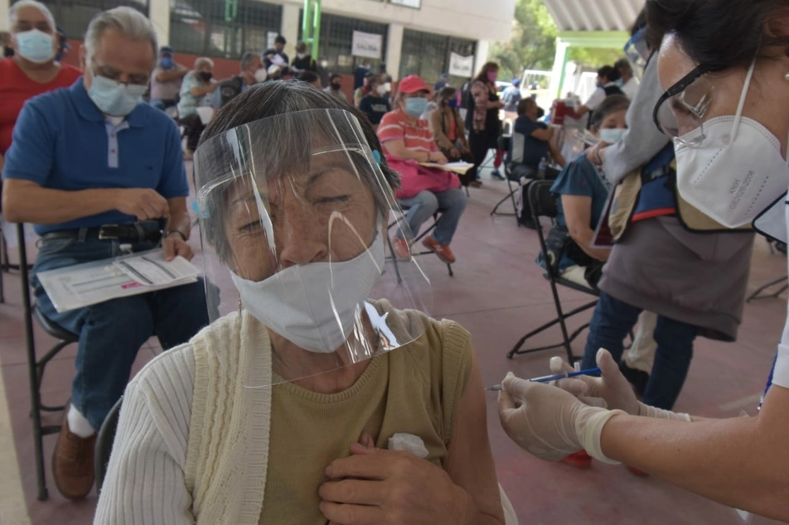 En Ecatepec, los 10 centros de vacunación abrieron sin contratiempo para recibir a adultos mayores a 60 años que acuden a recibir su segunda dosis, el 1 de abril de 2021. Foto ‘La Jornada’