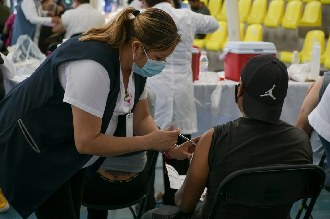En el municipio de Nezahualcoyotl concluyó la vacunación de adultos en el rango de 40 a 49 años. Foto La Jornada