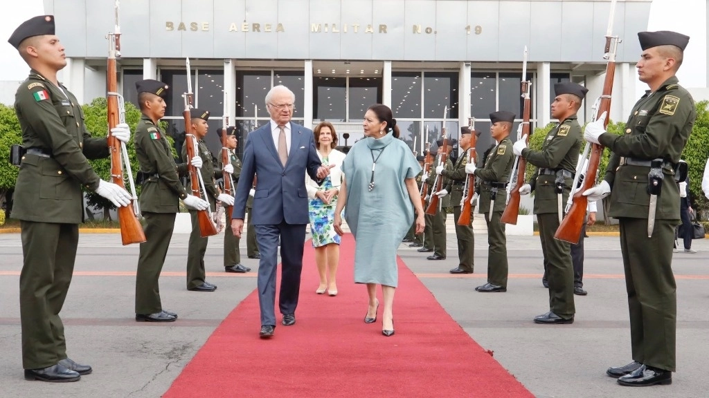 La subsecretaría de SRE, María Teresa Mercado despidió al jefe de Estado de Suecia, el rey Carlos XVI Gustavo, y a la reina Silvia. Foto SRE