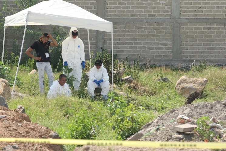 Peritos laboran en el predio Lomas del Aeropuerto, municipio de El Salto, Jalisco, donde también se hallaron cadáveres. Foto Arturo campos Cedilo/ archivo