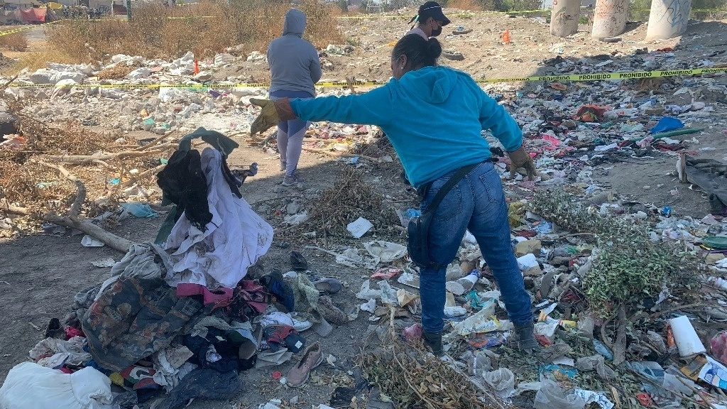 El colectivo Amor y Rabia busca restos humanos en el cauce y en las cercanías del canal de aguas negras Río La Compañía. Foto Daniel Ramón