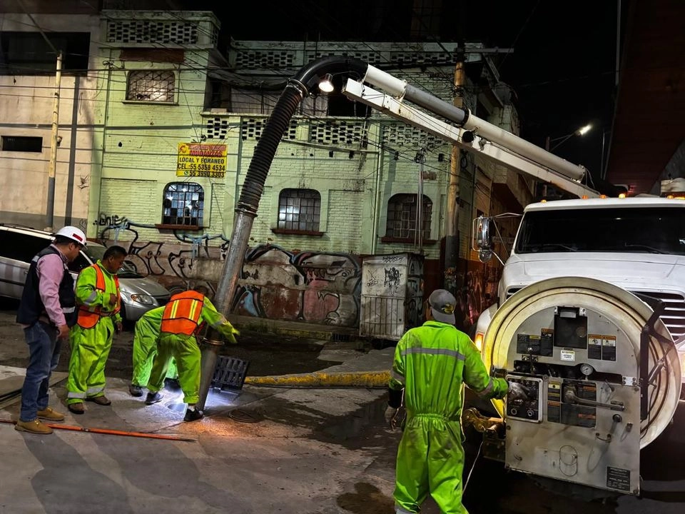 Confluencias con la avenida Gustavo Baz, Primero de Mayo, circuitos de Ciudad Satélite aledaños al Periférico presentan anegaciones que afectan la circulación en el municipio, e incluso ahora el tramo vial a la altura de la Unidad Cuauhtémoc, es un punto de riesgo para usuarios de la importante vialidad. Foto 