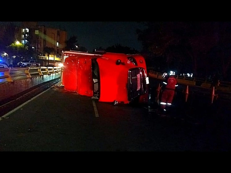 El conductor del tracto camión, que transportaba 25 toneladas de cerveza, perdió el control, por lo que ocurrió el percance. Los bomberos acudieron al lugar para verificar y descartar fugas de combustible y aceite. Foto tomada de Twitter @Bomberos_CDMX