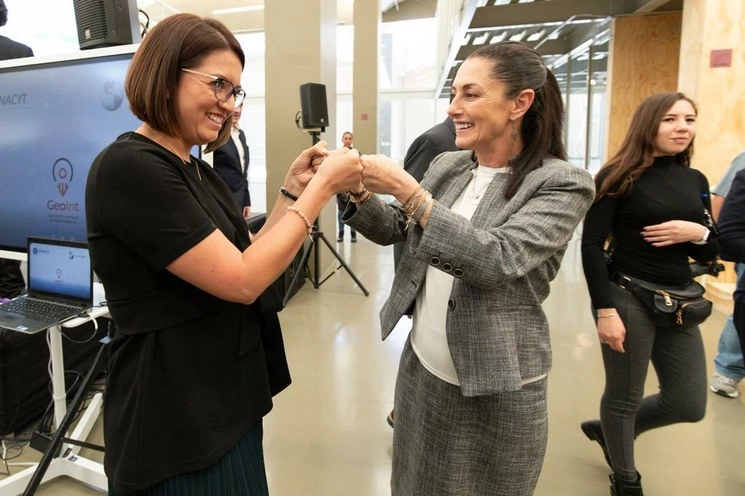 La jefa de Gobierno de la Ciudad de México, Claudia Sheinbaum, visita el Centro de Desarrollo e Innovación Tecnológica, en la alcaldía Azcapotzalco, donde realizó el saludo de etiqueta con una asistente al evento, el 16 de marzo de 2020. Foto Pablo Ramos