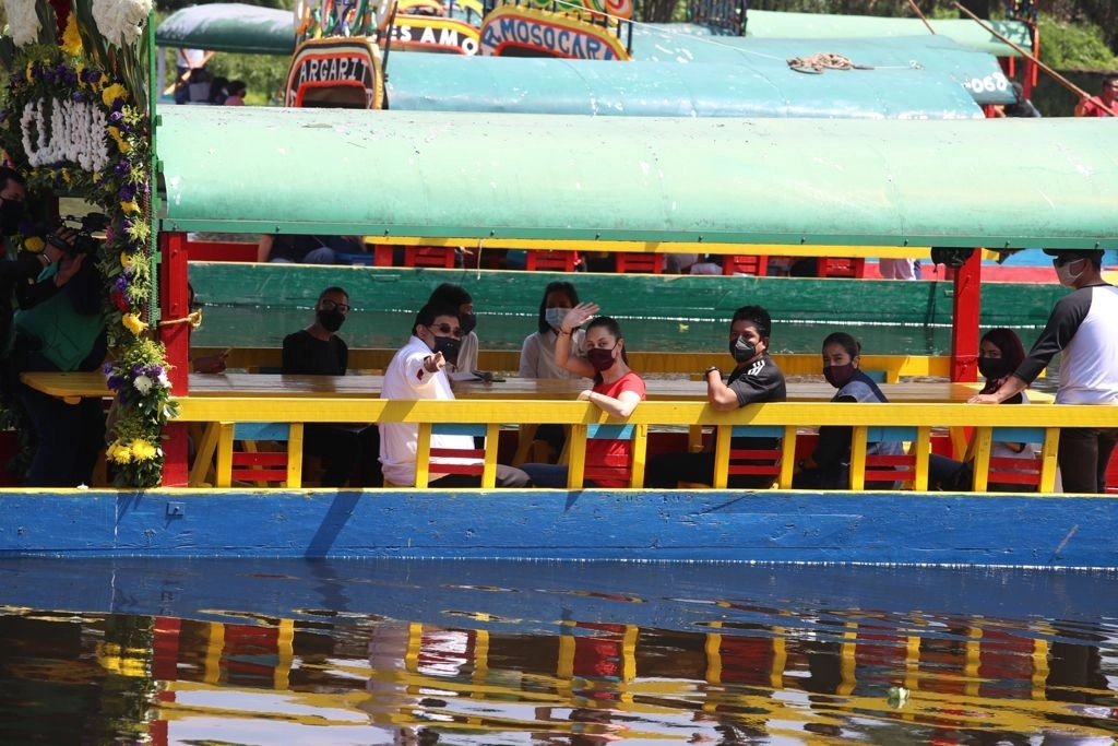 Claudia Sheinbaum, jefa de Gobierno de la Ciudad de México entregó este domingo los trabajos de rehabilitación del Parque Ecológico de Xochimilco, las cuales recorrió en una trajinera. Foto María Luisa Severiano