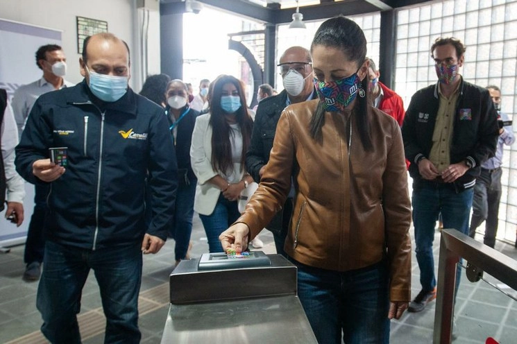 La jefa de gobierno de la CDMX, Claudia Sheinbaum, encabezó en la estación Mixhuca la entrega de obras de la ampliación de la Línea 5 del Metrobús para periodo de pruebas de operación. Foto Pablo Ramos