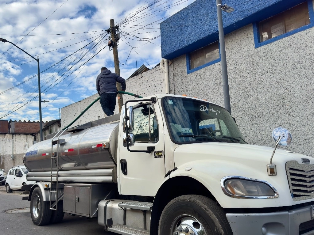 Pipero suministra agua en un domicilio de la alcaldía Iztacalco, el 14 de enero de 2025. Foto Roberto García Ortiz 