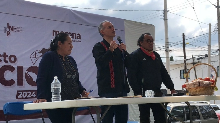 El subsecretario de Salud, Hugo López Gatell, acudió a Atenco para reunirse con los integrantes del Frente de Pueblos en Defensa de la Tierra y concretar la edificación de la clínica del IMSS Bienestar. Foto Javier Salinas Cesáreo 