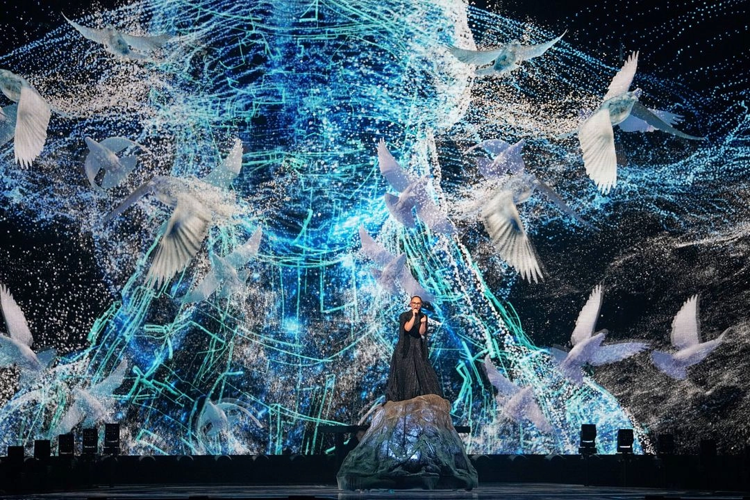 Klavdia de Grecia interpreta la canción "Asteromata" durante la Gran Final del 69.º Festival de la Canción de Eurovisión, en Basilea, Suiza, el 17 de mayo de 2025.