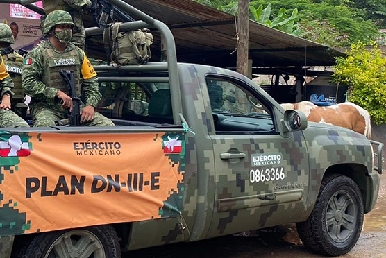 Durante la conmemoración del 55 Aniversario del Plan DN-III-E, se rindió un minuto de silencio por 54 militares fallecidos durante las cinco décadas del programa, "cumpliendo con su deber de auxiliar a sus conciudadanos". Imagen tomada del Twitter de @SEDENAmx / Archivo