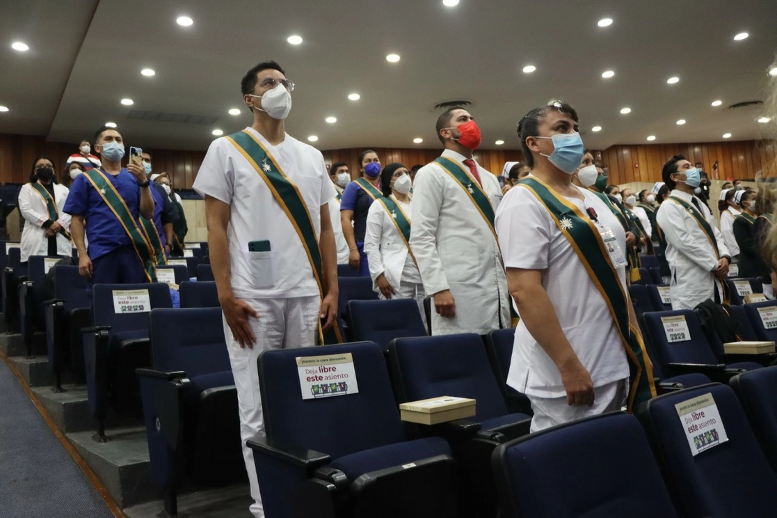 Unos 217 trabajadores de la salud de la Oficina de Representación del IMSS Ciudad de México Sur recibieron la Condecoración Miguel Hidalgo en Grado Banda por su contribución a salvar vidas durante la pandemia. Foto tomada de la cuenta de Twitter @Tu_IMSS
