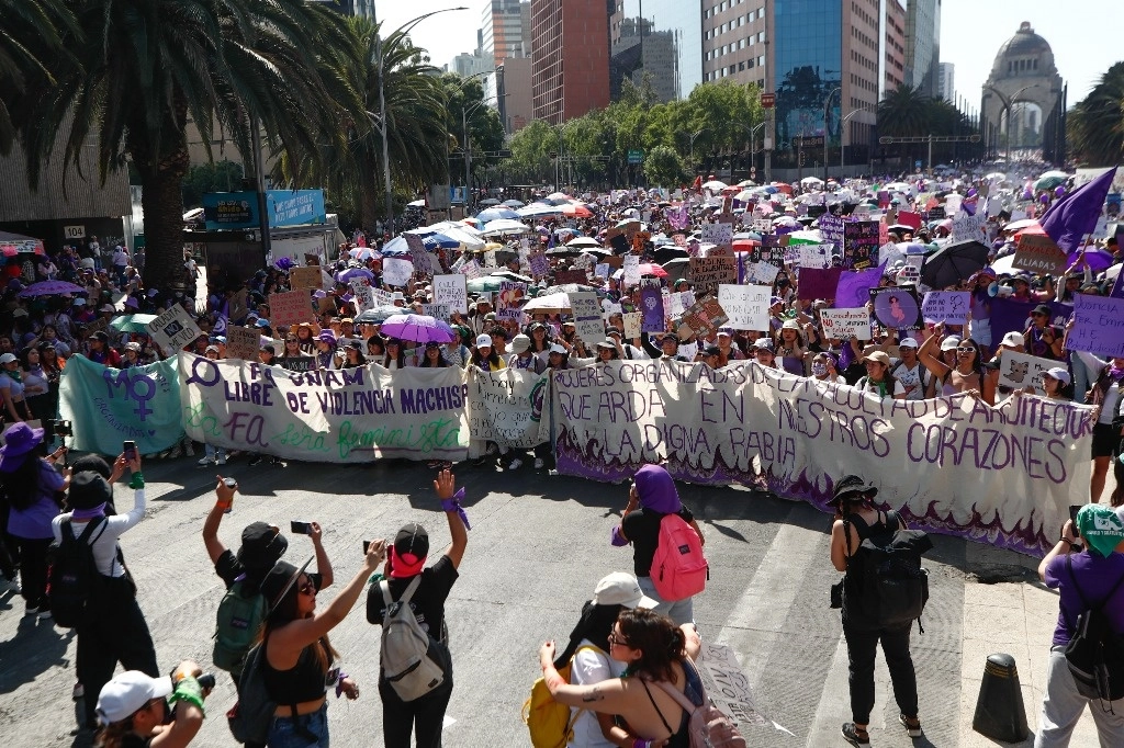 Miles de mujeres esperan para marchar en la CDMX, el 8 de marzo de 2024. Foto Víctor Camacho