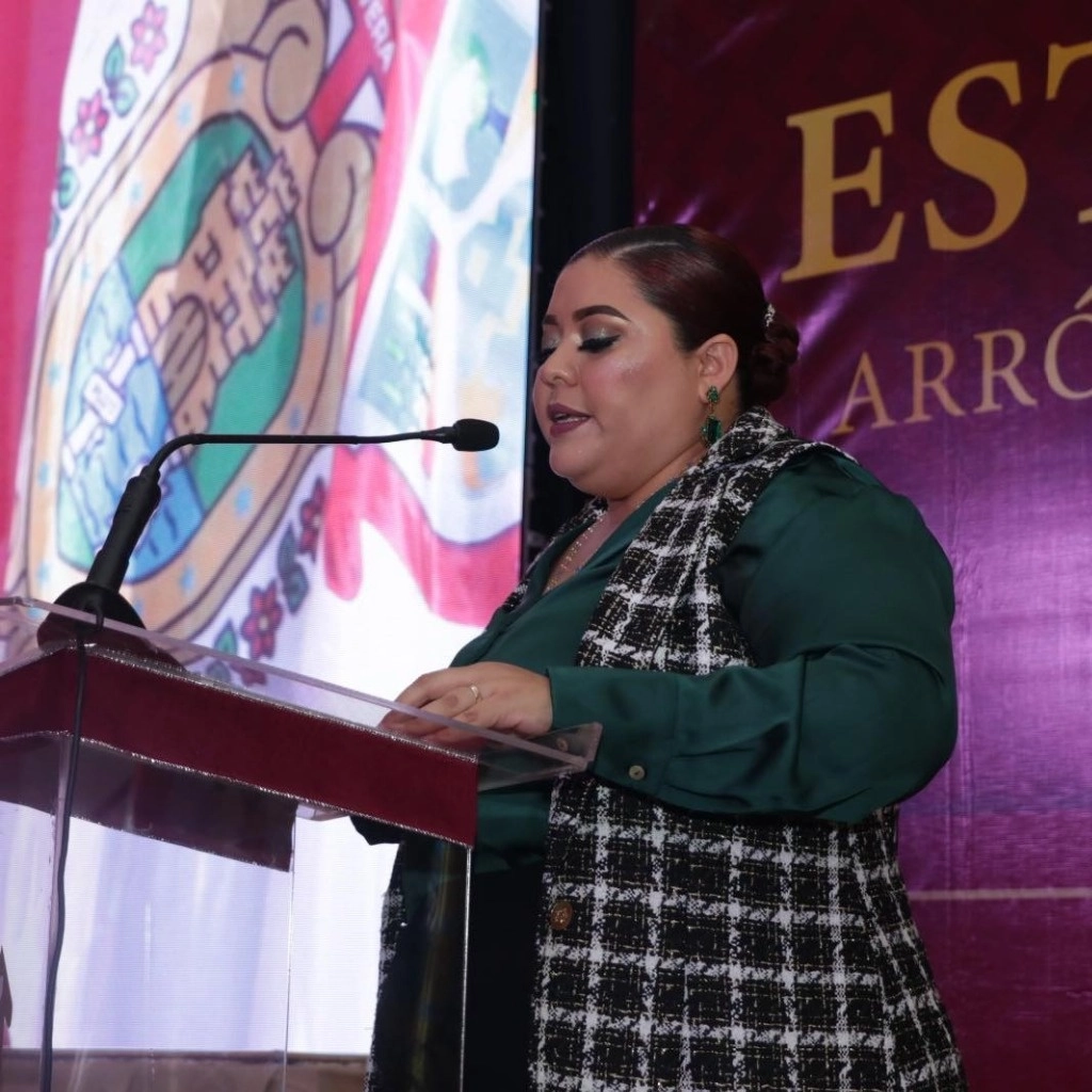 La alcaldesa interina de Lerdo de Tejada, María Esther Arroniz López, condenó que un grupo de ciudadanos quemaran parcialmente el palacio municipal y estuvieran a punto de linchar a cuatro policías, tras el homicidio del joven Brandon Arellano Cruz. Imagen tomada de la cuenta de Facebook de la munícipe