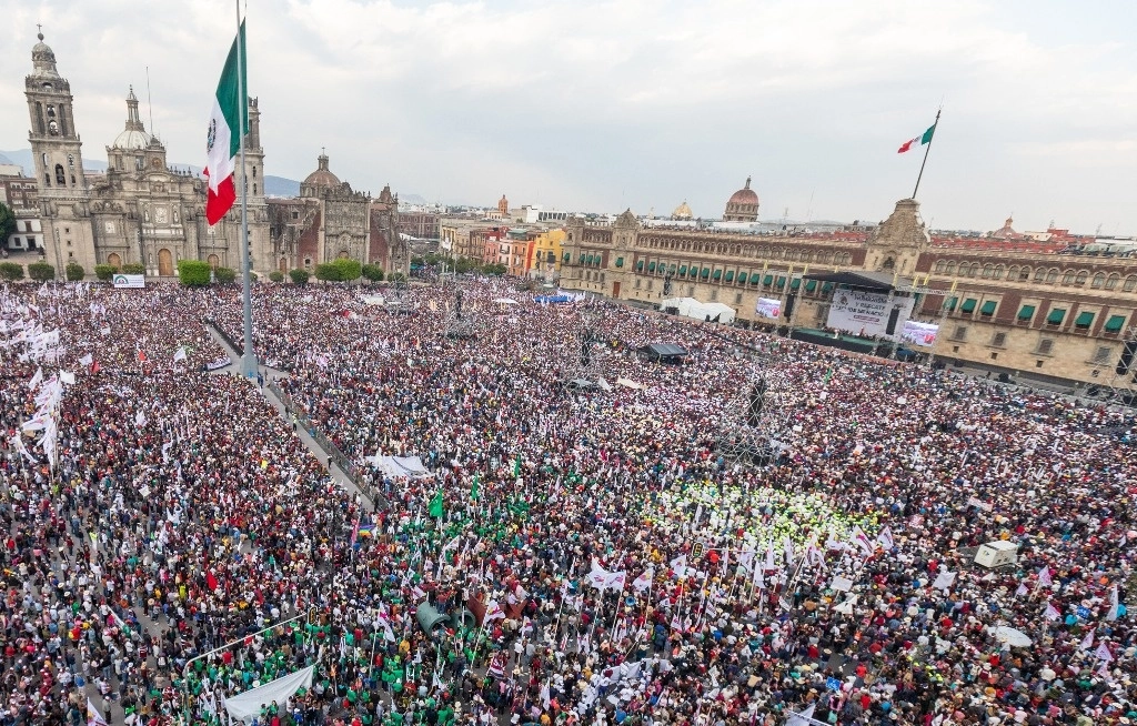 El presidente Andrés Manuel López Obrador condenó "algunas expresiones minoritarias" durante la concentración del sábado, donde se quemó una figura de cartón con el rostro de la ministra presidenta de la Suprema Corte de Justicia de la Nación, Norma Piña. Foto Pablo Ramos / Archivo