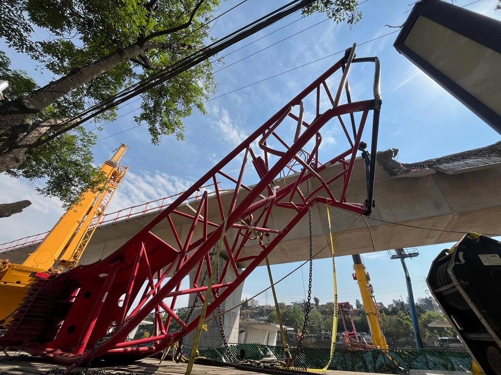 Continúan los trabajos de remoción de la estructura que cayó ayer desde la construcción del Tren Interurbano en la colonia Minas de Arena, en la alcaldía Álvaro Obregón, en la Ciudad de México, el 17 de enero de 2024. Foto Alfredo Domínguez


