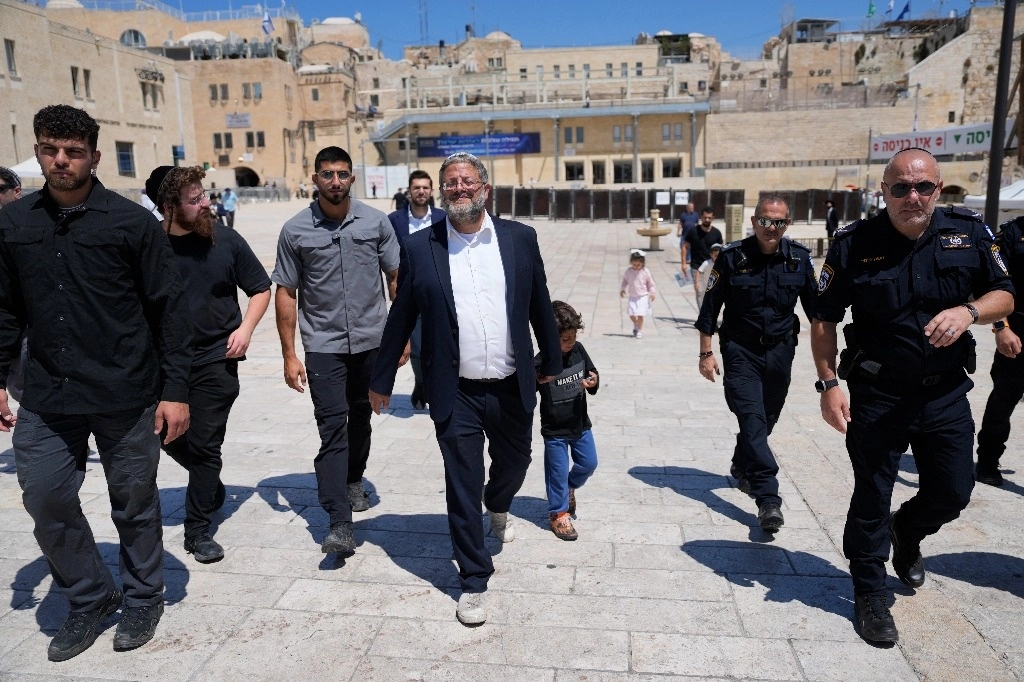 El ministro de Seguridad Nacional de extrema derecha de Israel, Itamar Ben-Gvir (centro), en la entrada del lugar sagrado más sensible de Jerusalén, que los judíos veneran como el Monte del Templo, donde se cree que se encuentran el primero y el segundo templos, y es un lugar sagrado para los musulmanes, el  13 de agosto de 2024. Foto Ap
