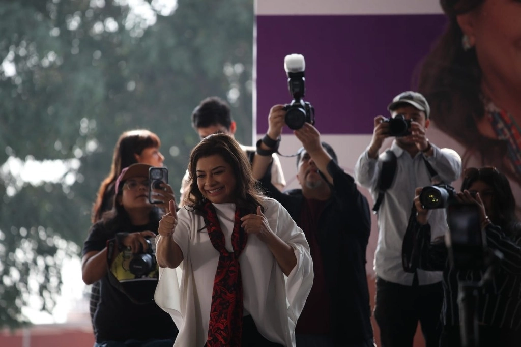 La candidata a jefatura del Gobierno capitalino por la coalición Sigamos Haciendo Historia, Clara Brugada, participa en un encuentro con trabajadores de la CDMX en el Deportivo Lázaro Cárdenas, el 9 de mayo de 2024. Foto Yazmín Ortega Cortés