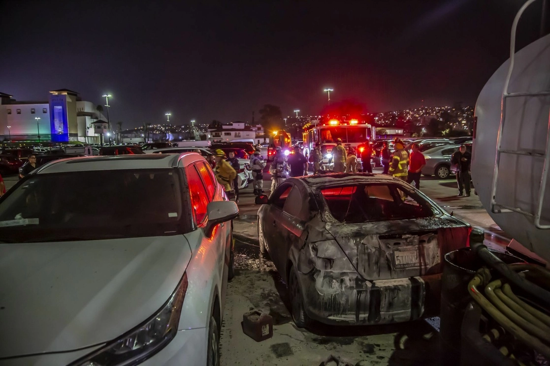 Auto calcinado en Tijuana, Baja California, durante los hechos violentos del viernes 12 de agosto. Foto Cuartoscuro / Archivo