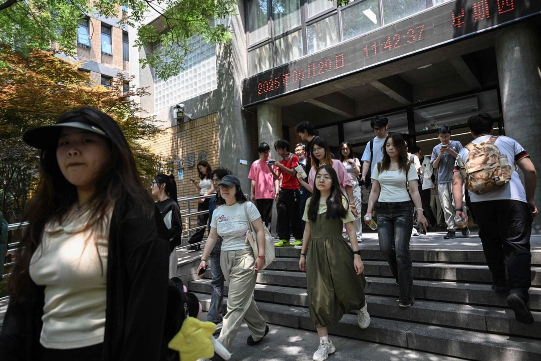Estudiantes chinos caminan en la Universidad de Estudios Extranjeros de Pekín, China, el 29 de mayo de 2025. Foto 