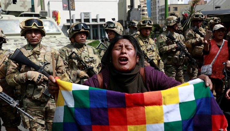 Ciudadanos protestan frente a soldados en Bolivia, en imagen de archivo. Foto Prensa Latina