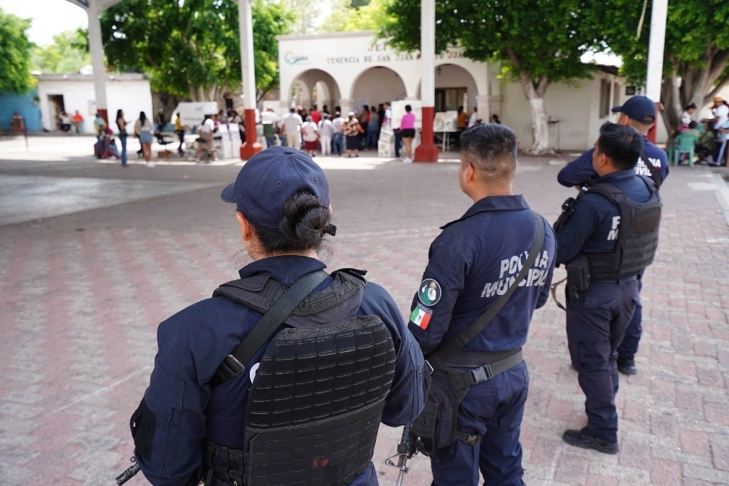 Elementos policíacos vigilan calles del municipio de Cuitzeo, Michoacán. Foto Juan José Estrada Serafín / Cuartoscuro / La Jornada