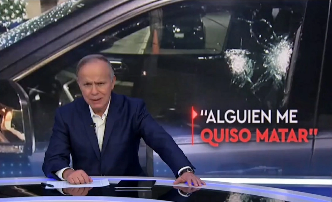 Ciro Gómez Leyva en la transmisión de su programa televisivo de noticias. Captura de pantalla