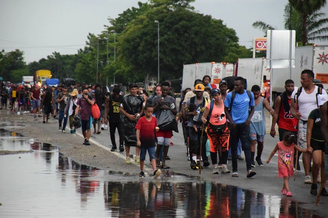 Grupo de migrantes centroamericanos al llegar ayer por la tarde al municipio de Huixtla, en Chiapas, tras caminar cerca de 15 horas. En el grupo van menores de edad quienes junto con sus padres buscan llegar a Estados Unidos. Foto Cuartoscuro 