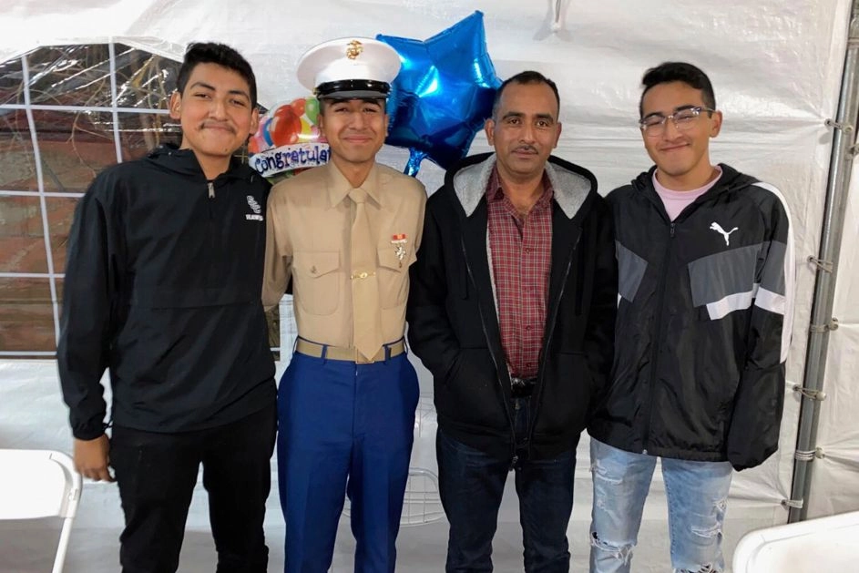 Barranco (el tercero de izquierda a derecha) tiene 32 años viviendo en Estados Unidos y es padre de tres elementos de las fuerzas armadas estadunidenses (Emanuel, Alejandro y José Luis Barranco, en el mismo orden). Es jardinero de oficio y sin antecedentes penales.