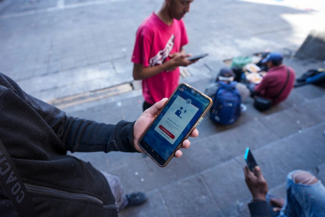 Un migrante muestra la aplicación One de la CBP de Estados Unidos en su teléfono celular, a través de la cual se solicita asilo en Estados Unidos. 