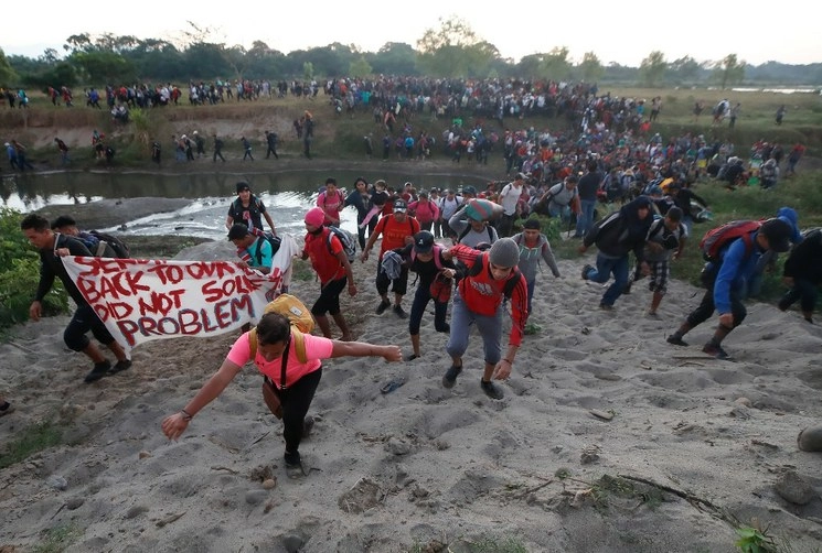 Suchiate, Chiapas. Unos dos mil migrantes centroamericanos ingresaron esta madrugada al país por el río Suchiate, a dos kilómetros de distancia del puente internacional Rodolfo Robles. Horas antes permanecían en un albergue en Tecún Umán, Guatemala. No hubo resistencia de la Guardia Nacional o el Ejército Mexicano. Tras atravesar el río, tomaron la carretera que conduce a Tapachula. Foto Víctor Camacho