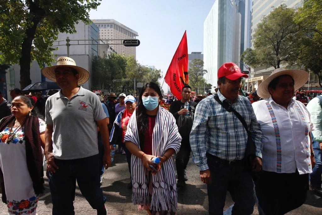 Miembros de la CNTE y de la Ceteg marchan este viernes del Ángel de la Independencia al Zócalo capitalino. Foto Guillermo Sologuren
