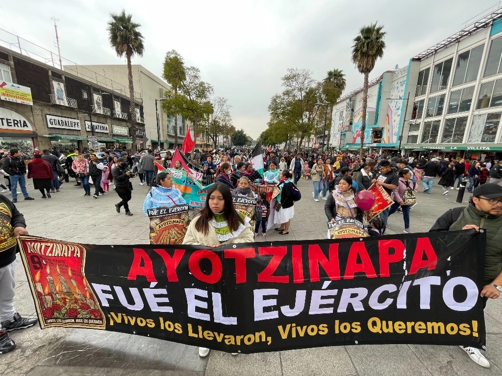 Marcha con padres y madres de los 43 estudiantes de Ayotzinapa, el 26 de diciembre de 2023. Foto Roberto García Ortiz