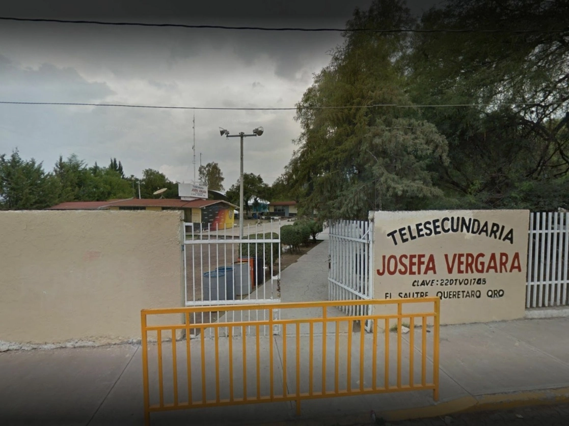 La telesecundaria donde el adolescente otomí fue quemado por su origen y hablar su lengua, en Querétaro. Foto tomada de Google Street View / Archivo