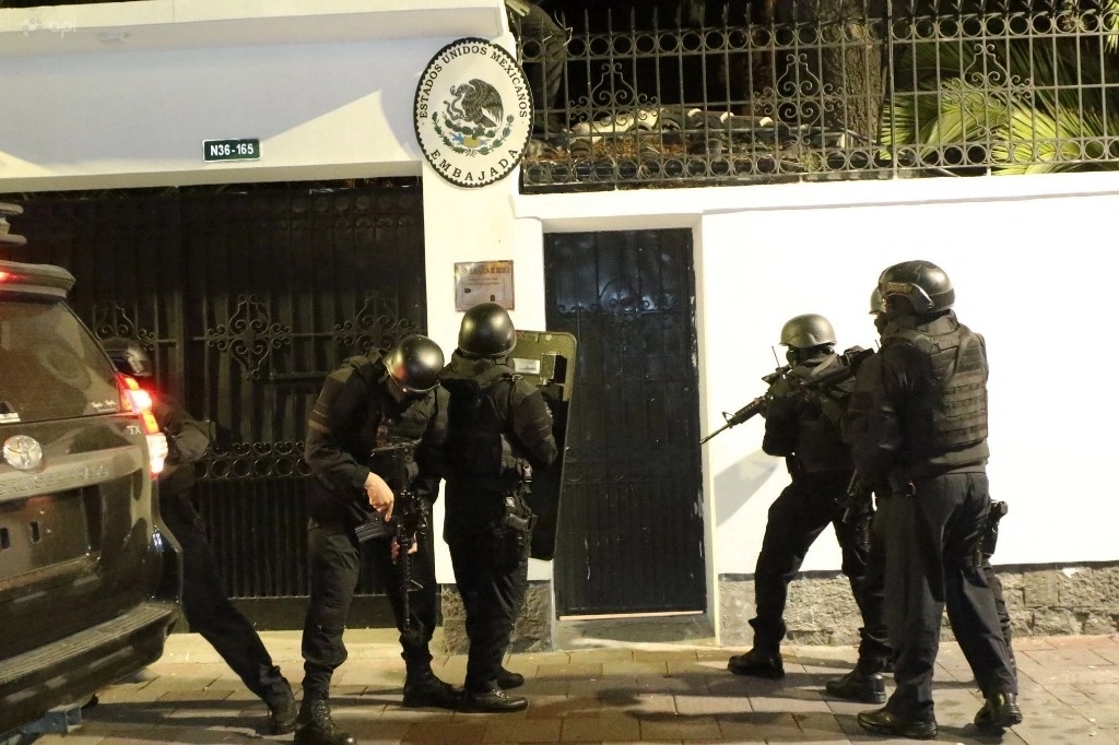 Agentes policiacos irrumpen en la sede de la embajada mexicana en Ecuador. Foto Afp / Archivo