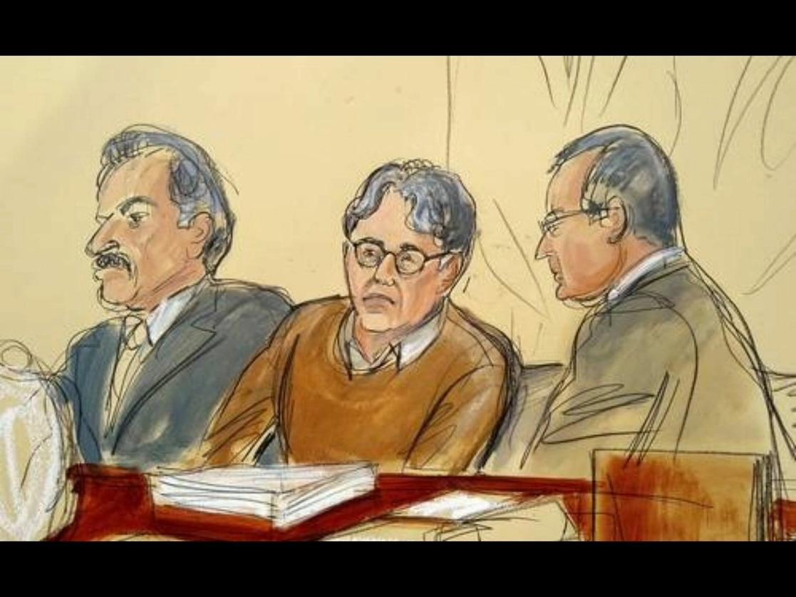 En este dibujo del primer día del juicio, Keith Raniere aparece sentado entre sus abogados Paul DerOhannesian (izquierda) y Marc Agnifilo. Imagen Ap