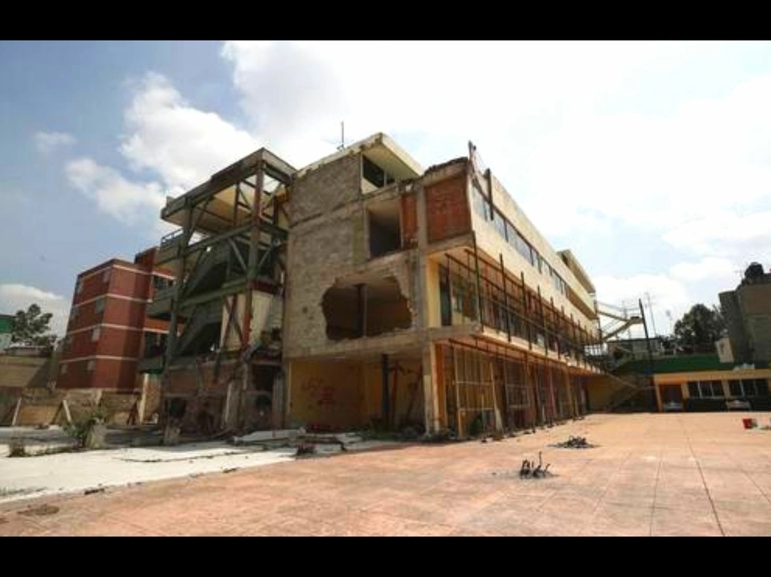 El 19 de septiembre de 2017 ocurrió un terremoto de 7.1 grados con epicentro a 121 kilómetros de la Ciudad de México, el cual, entre otros daños, provocó que colapsara parte del colegio Rébsamen, donde fallecieron 19 niños y siete adultos. Foto Alfredo Domínguez