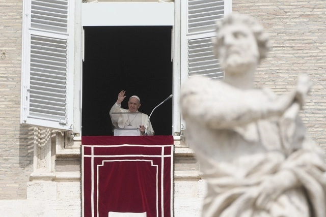 "Rezo para que cada uno de los dirigentes políticos piense en eso, se comprometa y entienda, al ver la Ucrania martirizada, cómo cada día de guerra empeora la situación para todos”, dijo el papa Francisco. Foto Ap