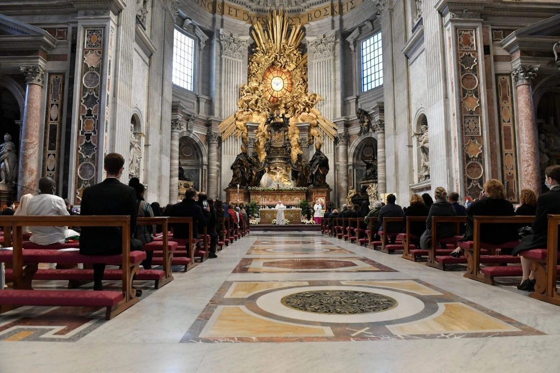 El papa Francisco, al fondo, pronunció un discurso por alrededor de una hora, después de celebrar la Misa de Pascua en la Basílica de San Pedro, en el Vaticano, el 4 de abril de 2021. Foto Vatican Media vía Afp