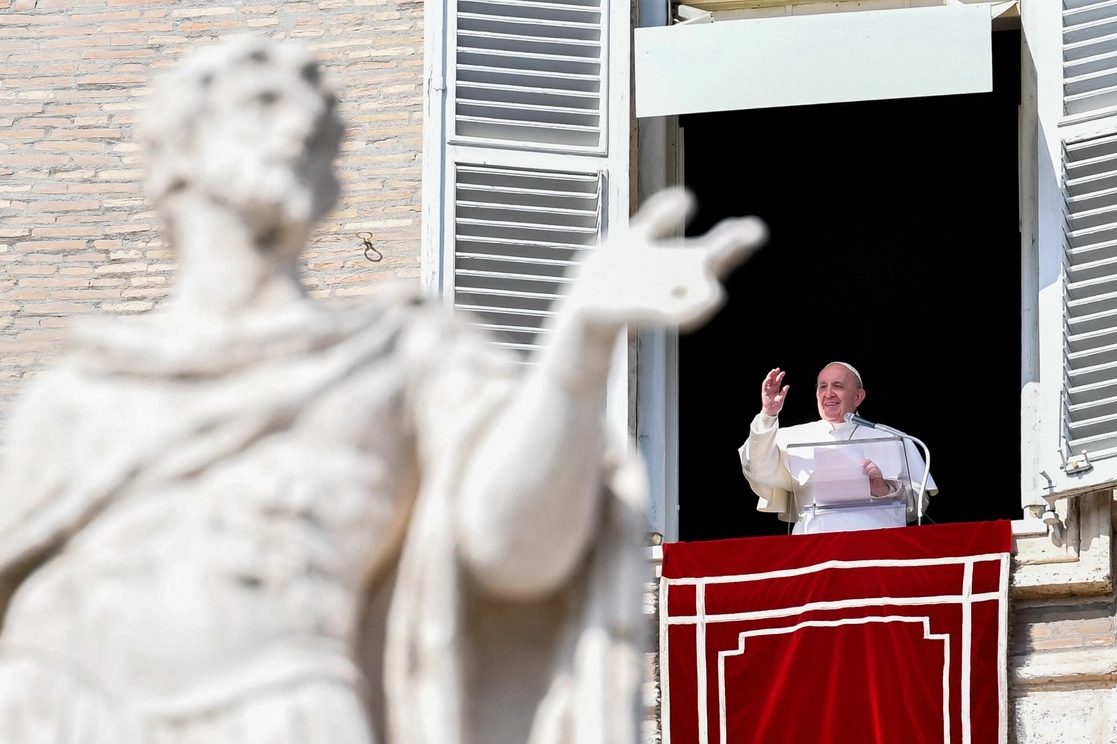El Papa Francisco saluda desde la ventana del palacio apostólico con vista a la plaza de San Pedro en el Vaticano  durante la oración semanal del Ángelus, el 28 de febrero de 2021. Foto Afp
