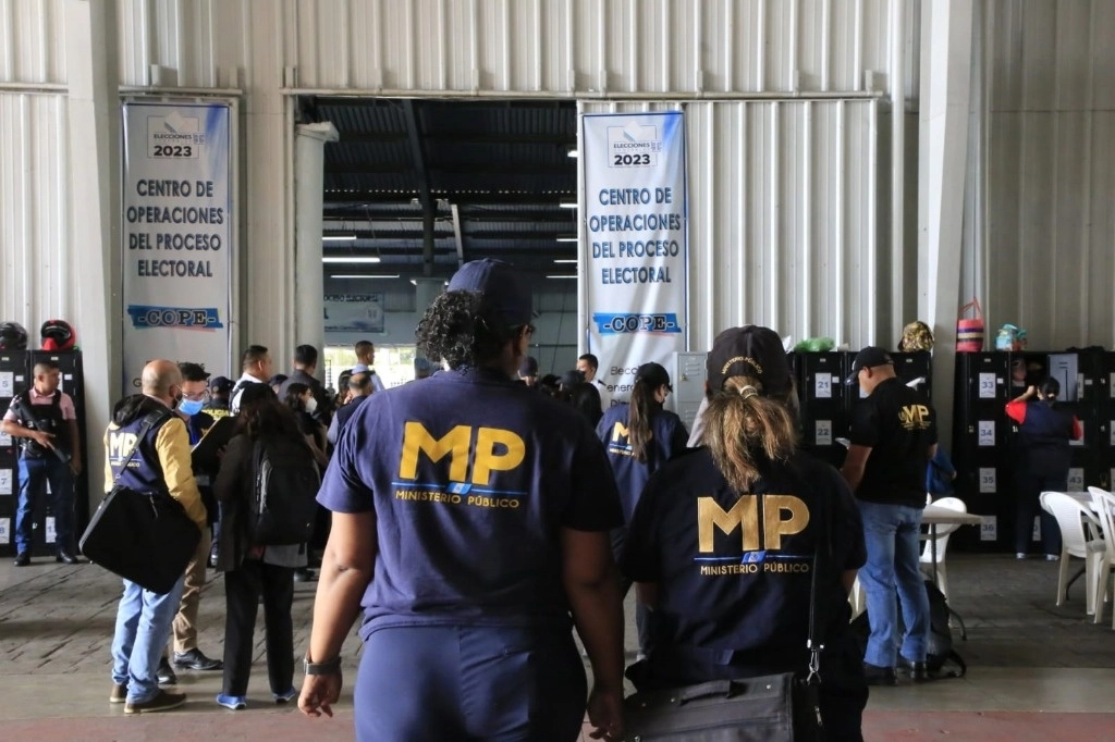 La Fiscalía Especial contra la Impunidad registró el pasado día 12 las instalaciones del Centro de Operaciones del Proceso Electoral en Guatemala. Foto Europa Presss